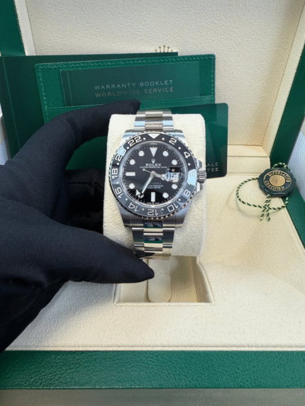 Super Clone Rolex GMT-Master II Bruce Wayne 126710GRNR replica with black and grey bezel, black dial, and Oyster bracelet – 1:1 Swiss GMT clone